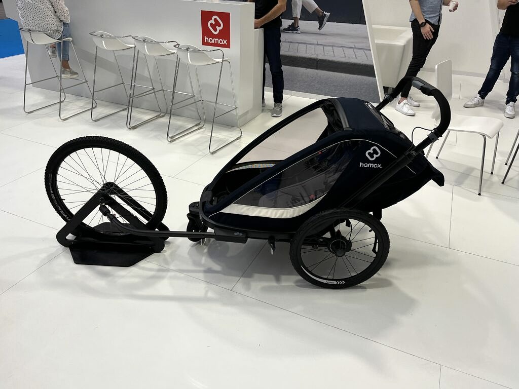 HAMAX Breeze Kinderanhänger blau Neuheit Test Eurobike